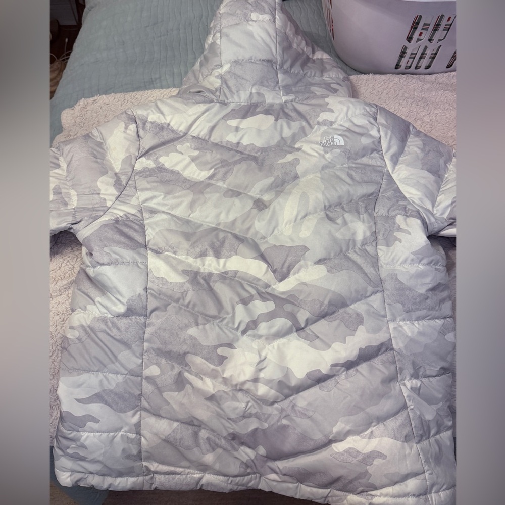 The North Face 550 Down Camo Puffer. Hooded- super soft Sherpa Fleece lining - Picture 3 of 5